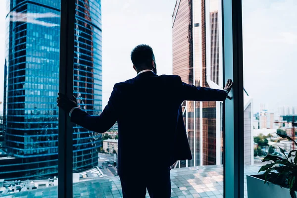 Achteraanzicht Van Zelfverzekerde Succesvolle Zakenman Pak Leunend Kijkend Vanuit Panoramisch — Stockfoto