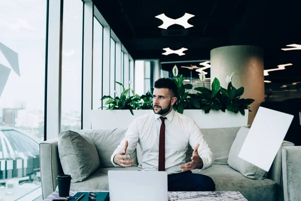 Empreendedor Masculino Confiante Moderno Sentado Sala Estar Frente Laptop Explicando — Fotografia de Stock