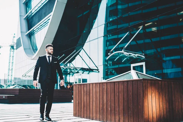 Successful Confident Executive Man Elegant Black Suit Walking Next Modern — Stock Photo, Image