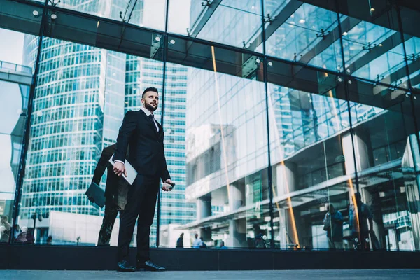 Bajo Ángulo Empresario Serio Con Tableta Teléfono Inteligente Mirando Hacia — Foto de Stock