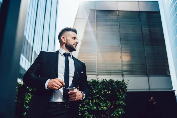 Low Angle Successful Bearded Male Suit Carrying Spectacles Smartphone Looking — Stock Photo, Image