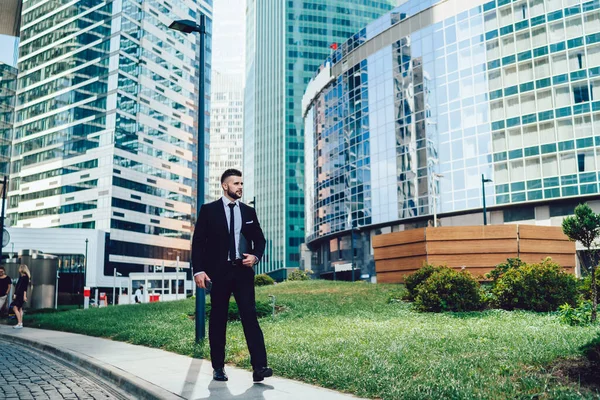 Zufriedener Facharbeiter Corporate Anzug Mit Ordner Der Auf Der Straße — Stockfoto