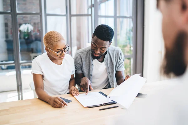 Casal Afro Americano Pensativo Sentado Mesa Apartamento Frente Contrato Imobiliário — Fotografia de Stock