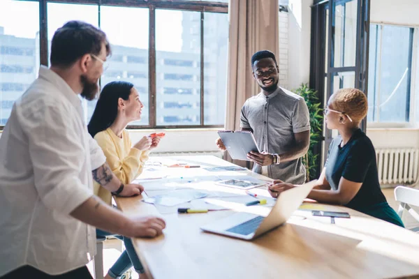 Coworkers Diverso Alegre Que Olha Altofalante Americano Africano Com Clipboard — Fotografia de Stock