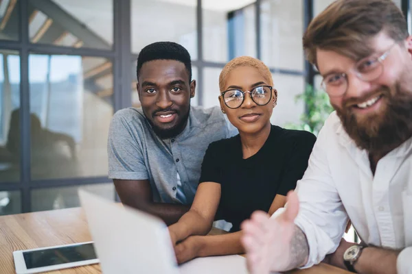 Groupe Agréable Amis Multiraciaux Masculins Féminins Tenue Causale Avec Des — Photo