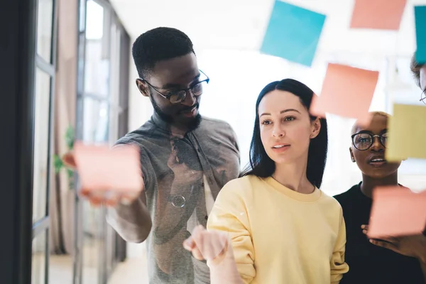 Diversos Colegas Atuendo Casual Discutiendo Notas Adhesivas Detrás Del Vidrio — Foto de Stock