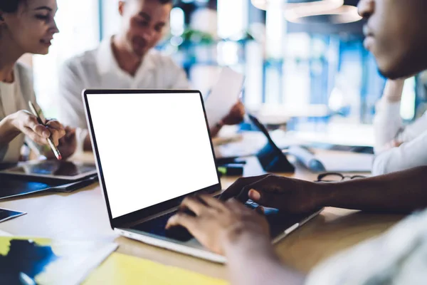 Homem Afro Americano Irreconhecível Digitando Teclado Laptop Com Tela Branco — Fotografia de Stock