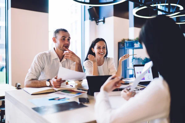 Entusiastas Empresarios Atentos Ropa Formal Que Conversan Navegan Portátil Mientras — Foto de Stock