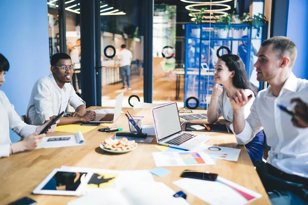 Positiva Multietniska Affärsmän Formell Klädsel Prata Och Bläddra Bärbar Dator — Stockfoto