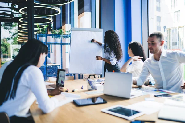 Diversos Compañeros Trabajo Contemporáneos Que Sientan Mesa Reuniones Con Documentos —  Fotos de Stock