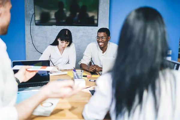 Contenuti Dirigenti Multirazziali Seduti Tavolo Delle Riunioni Con Documenti Laptop — Foto Stock