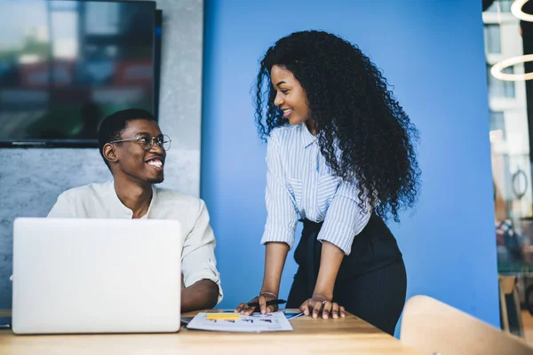 Colegas Afroamericanos Positivos Ropa Formal Moderna Surf Portátil Estudio Papeles — Foto de Stock