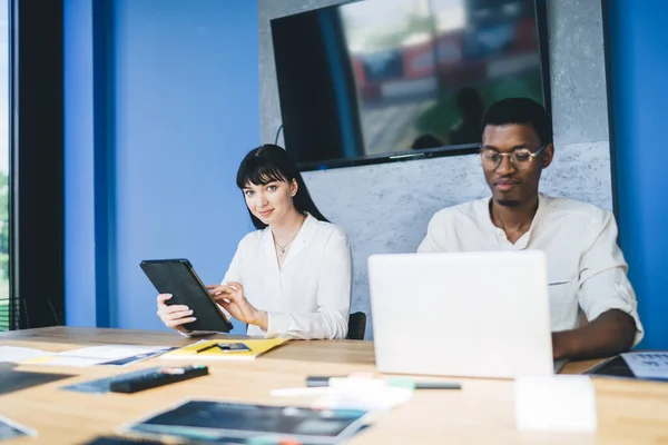 Compañeros Multiétnicos Sonrientes Confiados Navegando Por Computadora Portátil Tableta Surf — Foto de Stock