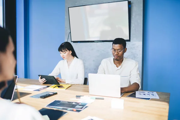 Serieuze Multi Etnische Collega Browsen Laptop Surfen Tablet Tijdens Het — Stockfoto