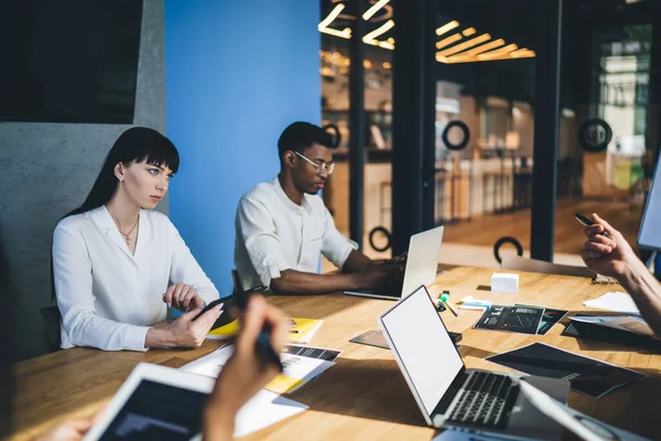 Intentie Multi Etnische Collega Browsen Laptop Surfen Tablet Tijdens Het — Stockfoto