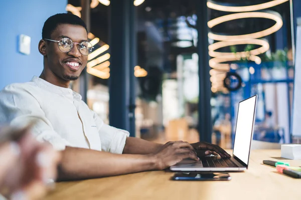 Lachende Bebaarde Volwassen Afro Amerikaanse Man Wit Shirt Bril Zitten — Stockfoto