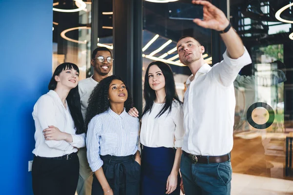 Nadšení Inteligentní Multiraciální Kolegové Stylovém Formálním Oblečení Natáčení Selfie Skleněné — Stock fotografie