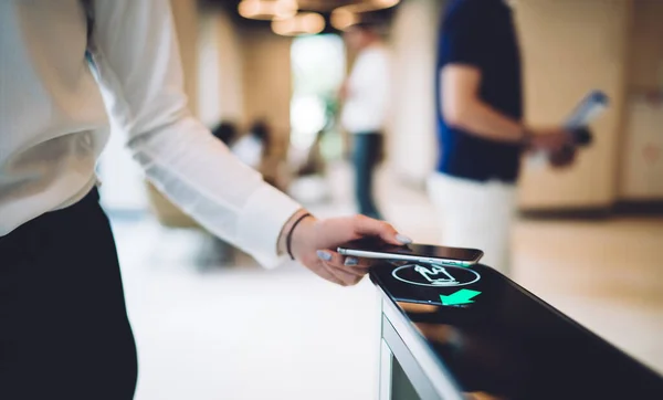 Crop Vrouw Trendy Formele Kleding Vegen Smartphone Tijdens Het Passeren — Stockfoto