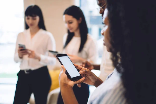 Vista Lateral Cosecha Mujer Afroamericana Camisa Blanca Con Teléfono Inteligente — Foto de Stock