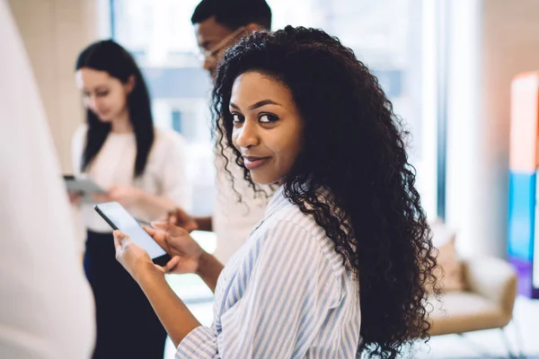 Vista Laterale Felice Donna Nera Abiti Formali Smartphone Navigazione Ufficio — Foto Stock