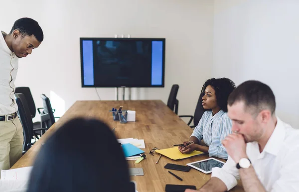 Betrouwbare Jonge Multi Etnische Zakencollega Verzamelen Zich Aan Werktafel Met — Stockfoto