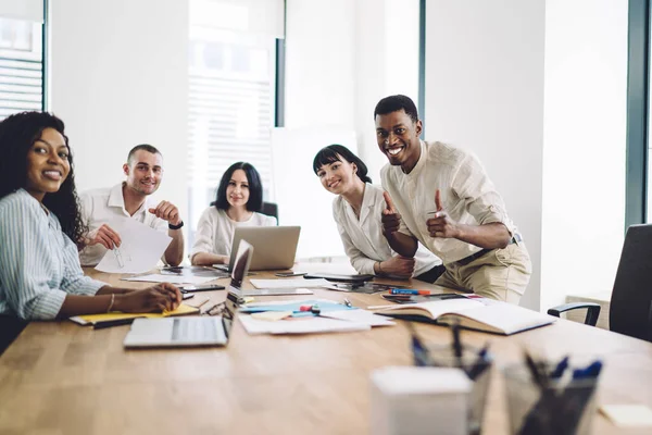 Équipe Multiethnique Collègues Bureau Heureux Optimistes Assis Devant Table Avec — Photo