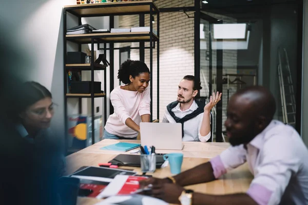 Multiethnisches Team Junger Verkleideter Mitarbeiter Sitzt Tisch Und Arbeitet Gemeinsam — Stockfoto