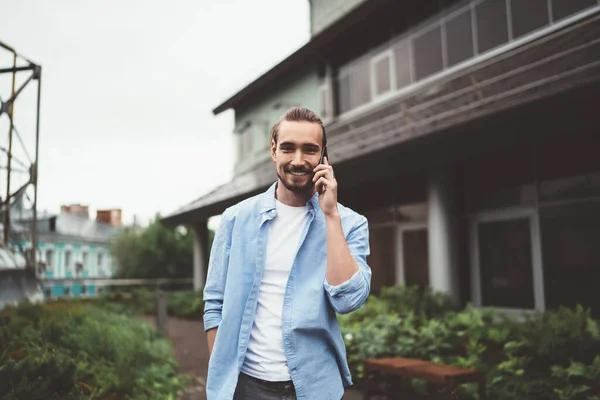 Cheerful Young Guy Casual Outfit Looking Camera Answering Phone Call — Stock Photo, Image