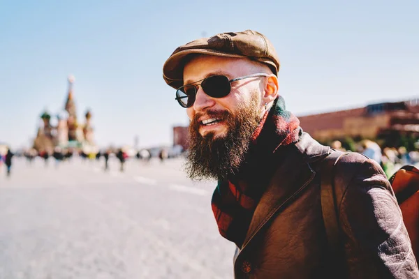 Side View Cheerful Bearded Male Traveler Sunglasses Wearing Leather Cap — Stock Photo, Image