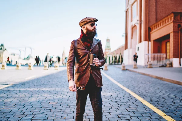 Travelling Bearded Male Sunglasses Dressed Brown Leather Coat Scarf Standing — Stock Photo, Image