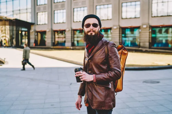 Traveling Bearded Hipster Sunglasses Dressed Brown Leather Coat Yellow Rucksack — Stock Photo, Image