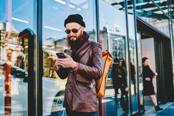 Szakállas Férfi Sms Ezik Mobiltelefon Fekete Sapkában Öltözött Barna Bőrkabát — Stock Fotó