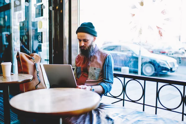 Estilo Freelance Soportado Equipo Casual Sentado Cómodo Sofá Cerca Ventana —  Fotos de Stock