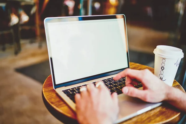 Freelancer Nerecunoscut Tastând Tastatura Laptopului Ecran Gol Lângă Ceașcă Băutură — Fotografie, imagine de stoc