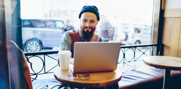 Trendy Pensive Man Kleurrijk Shirt Zwarte Warme Hoed Met Drank — Stockfoto