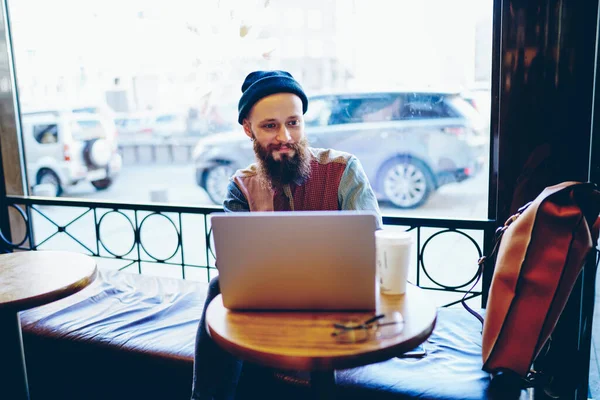 Blij Bebaarde Freelancer Casual Outfit Glimlachen Surfen Laptop Terwijl Zitten — Stockfoto