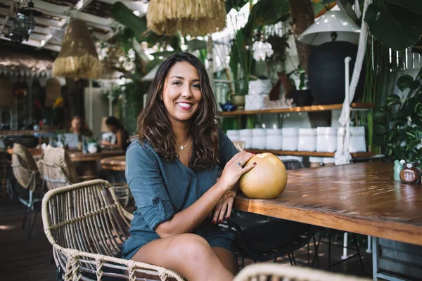 Feliz Atraente Jovem Mulher Étnica Desfrutando Refrescante Bebida Fruta Exótica — Fotografia de Stock