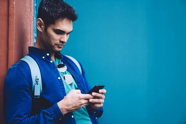 Moderno Guapo Joven Con Camisa Censura Que Filtra Pared Mientras — Foto de Stock