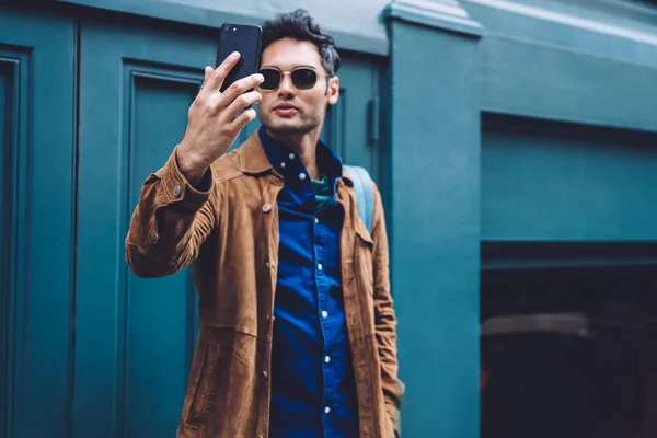 Bonito Sério Jovem Com Mochila Moda Roupas Óculos Sol Tomar — Fotografia de Stock