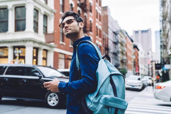 Vista Laterale Del Giovane Uomo Etnico Casual Occhiali Con Zaino — Foto Stock