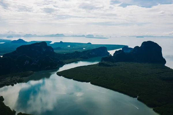 红树林森林 河流和山脉的空中风景景观 泰国Ao Phang Nga湾国家公园热带雨林美丽全景自然景观鸟瞰 — 图库照片