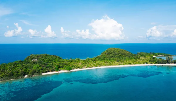 Vue Aérienne Île Pittoresque Avec Eau Cristalline Azur Végétation Verte — Photo