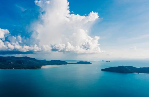 鸟瞰着美丽的无人居住的岛屿 四周环绕着纯净的大自然 美丽的蓝天 海景迷人的风景 — 图库照片
