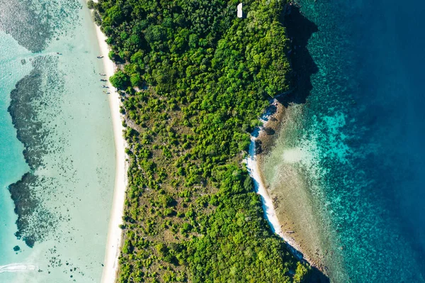 クリスタルの紺碧の水と緑の植生と絵の島の空中風景 パラダイスビーチの海岸線の鳥の目のビュー 夏の休暇のための美しい観光地 スポーツアトラクション — ストック写真