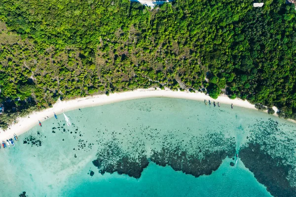 クリスタルの紺碧の水と緑の植生と絵の島の空中風景 パラダイスビーチの海岸線の鳥の目のビュー 夏の休暇のための美しい観光地 スポーツアトラクション — ストック写真