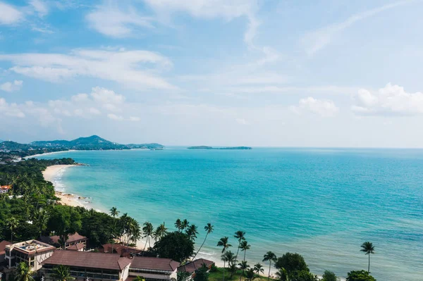 碧绿清澈的海水映衬着白沙滩的空中风景 鸟瞰全景 尽收眼底 尽收眼底 尽收眼底 泰国的弹出岛 — 图库照片