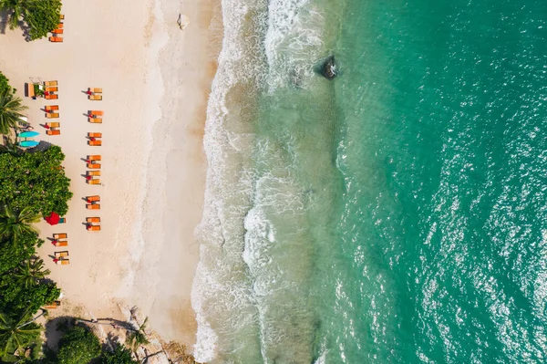 サンラウンジャー付きのビーチフロントのホテルリゾートの空中トップビュー 夏休みの背景の鳥の目の熱帯ビュー きれいな砂の海岸線に傘とターコイズブルーの水の海岸線 パラダイス レスト — ストック写真