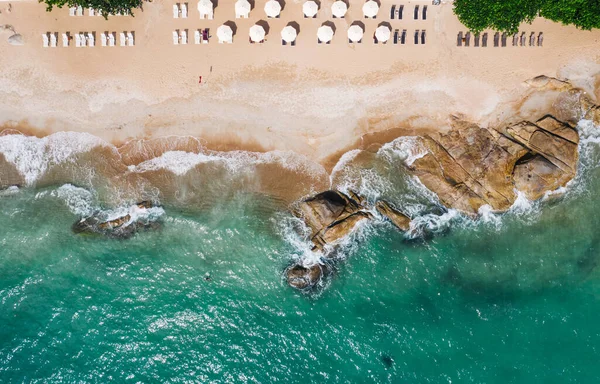 屋外スイミングプール サンラウンジャー付きのビーチフロントのホテルリゾートの空中トップビュー 夏休みの背景の鳥の目のビュー きれいな砂の海岸にターコイズブルーの海の水と傘 — ストック写真