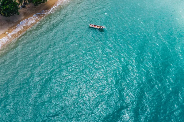 ターコイズブルーの波と緑の熱帯のヤシと絵のような海岸線の空中風景 ハワイの海岸線近くのボートとパラダイスビーチの鳥の目のビュー 夏の休暇の目的地 — ストック写真