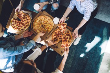 Arkadaşları sıcak bir evde toplanırken, yemek servisi yapan, kutulardan lezzetli pizzalar alan isimsiz insanların en iyi görüntüsü.